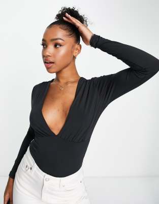 Body negro ceñido con cuello de pico y diseño fruncido de Abercrombie & Fitch 