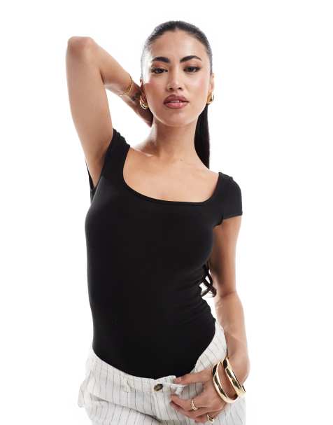 Body negro con escote cuadrado y mangas de casquillo de tejido supersuave de Fashionkilla - view 1