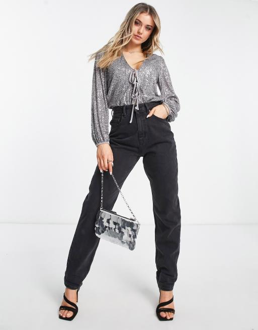 Body plateado con lazada delantera de lentejuelas de Gilli ASOS