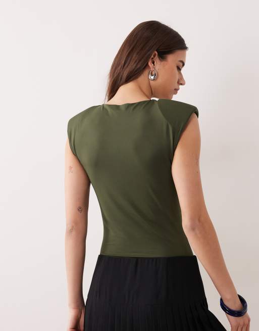 Body verde caqui ceñido sin mangas con hombreras de ASOS DESIGN, 3 de 4