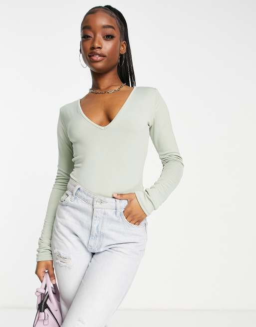 Body verde salvia de manga larga con diseño de dos capas, cuello de pico y tanga de Public Desire