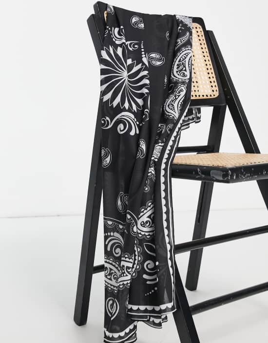 https://images.asos-media.com/products/bolongaro-trevor-01-printed-scarf-in-black/201348512-4?$n_550w$&wid=550&fit=constrain