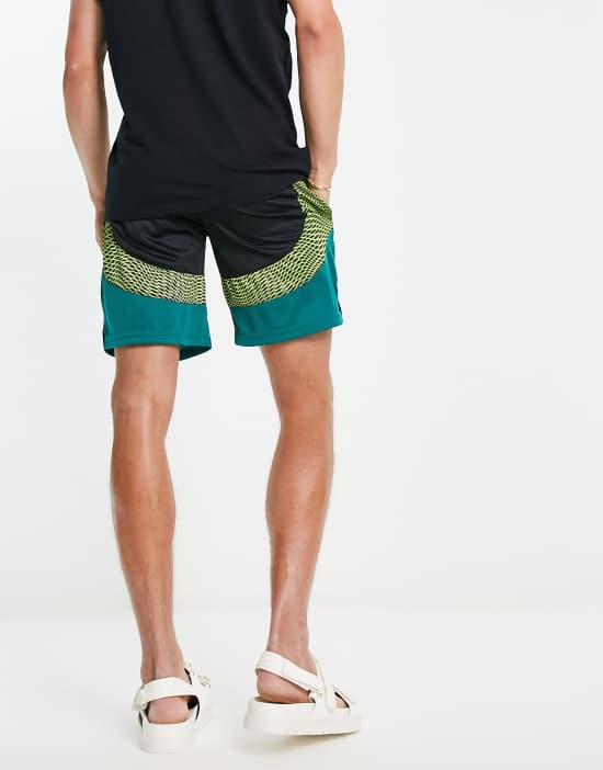 https://images.asos-media.com/products/bolongaro-trevor-sport-shorts-in-black/202408398-2?$n_550w$&wid=550&fit=constrain