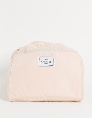 фото Большая косметичка нежно-розового цвета на кулиске flat lay co. (blush pink)-разноцветный flat lay company