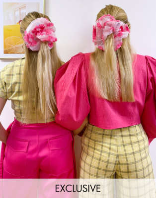 Большая резинка для волос с фактурным цветочным принтом Labelrail X Olivia & Alice-Розовый цвет