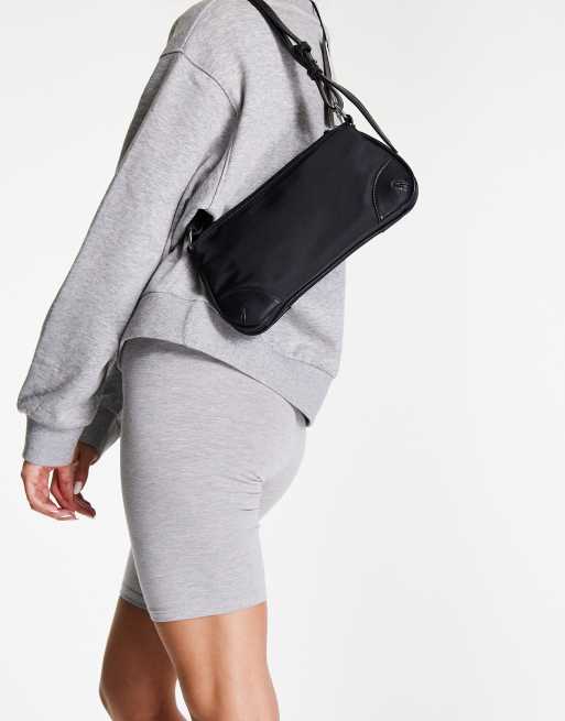 Bolso baguette negro con detalle de cuero sintético de NA-KD, 4 de 4
