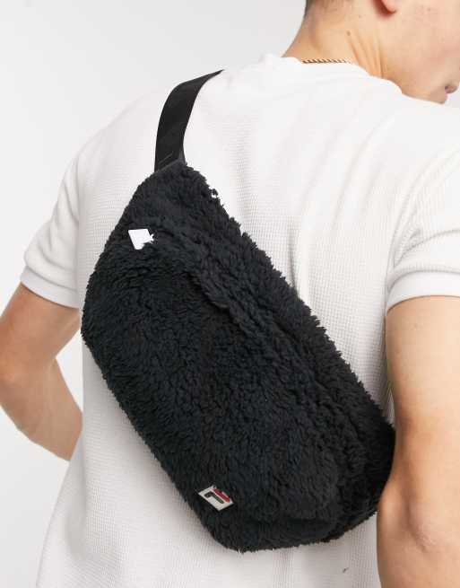 Bolso bandolera negro Bristan Sherpa de Fila ASOS