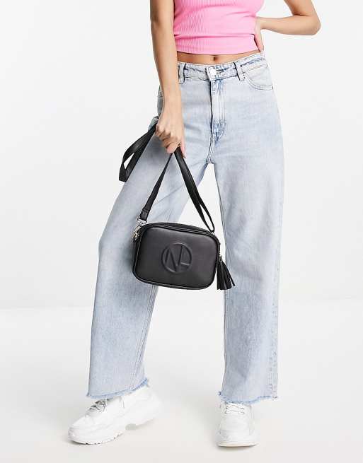 Bolso bandolera negro con diseño grabado de New Look, 4 de 4