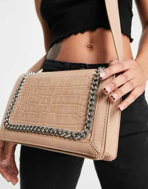 Bolso beis de efecto cocodrilo con detalle de cadena de NA-KD