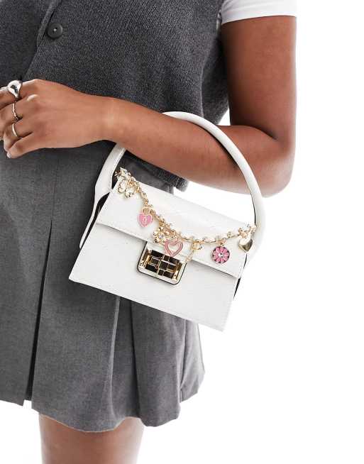 Bolso blanco con asa superior y detalle de charm Haven de ALDO
