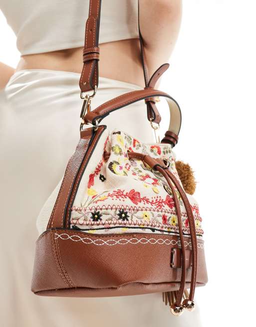 Bolso bombonera pequeño color crema con abalorios de River Island