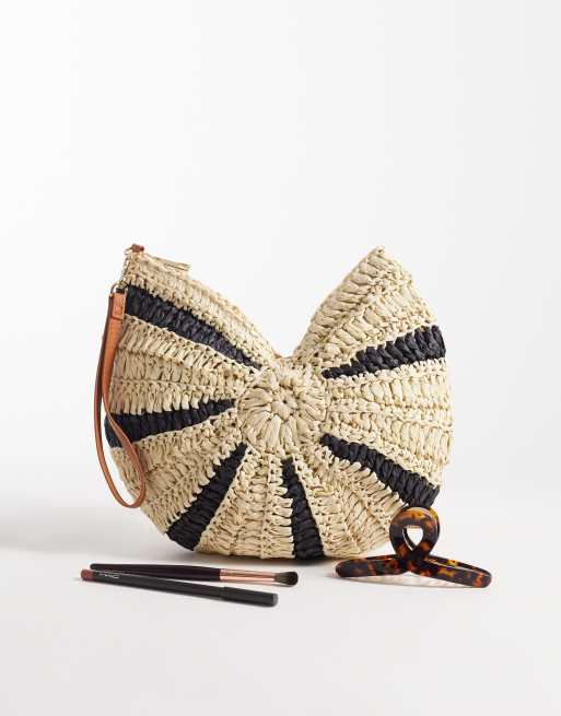 Bolso clutch a rayas blancas y negras con diseño de conchas de croché de South Beach, 2 de 4