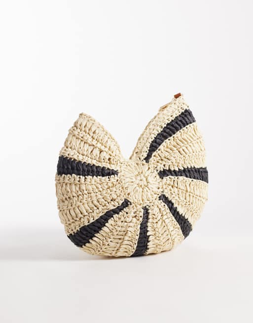 Bolso clutch a rayas blancas y negras con diseño de conchas de croché de South Beach, 4 de 4