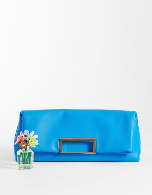 Bolso clutch azul luminoso extragrande con asa de metal de ASOS DESIGN, 2 de 4