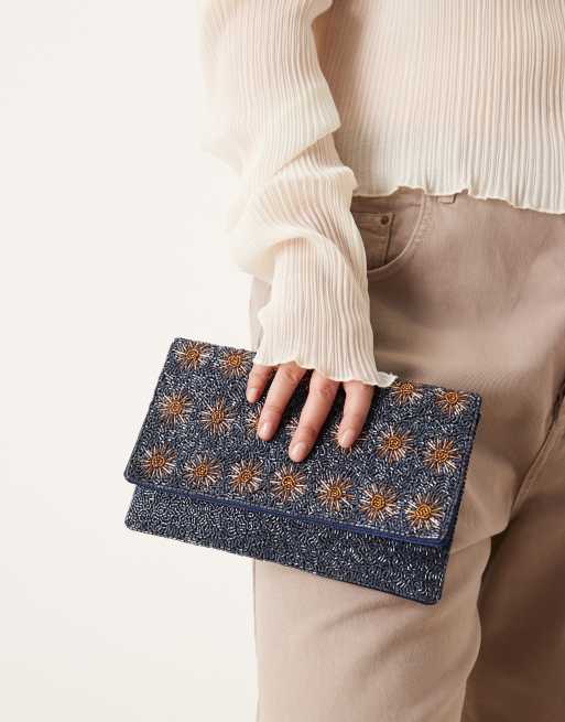 Bolso clutch azul y color bronce con diseño floral de cuentas de True Decadence
