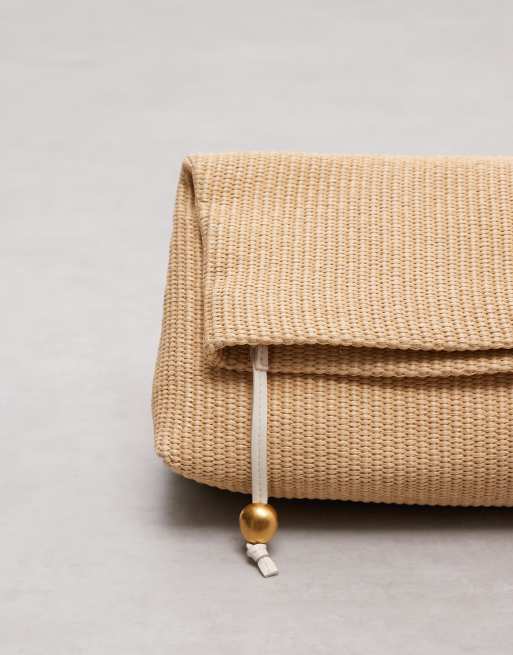 Bolso clutch beis alargado de paja con detalle de esfera de ASOS DESIGN, 3 de 4