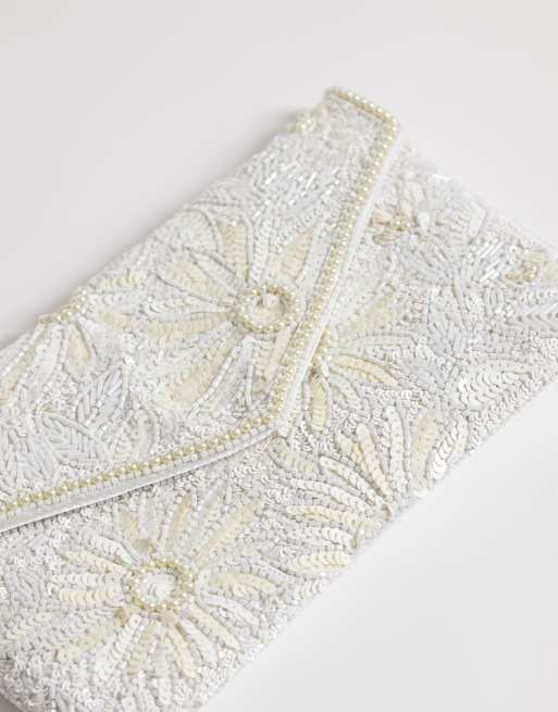 Bolso clutch blanco estilo sobre con diseño adornado de flores de True Decadence, 3 de 4