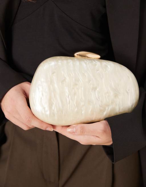 Bolso clutch blanco rígido con acabado nacarado de resina de True Decadence, 3 de 4