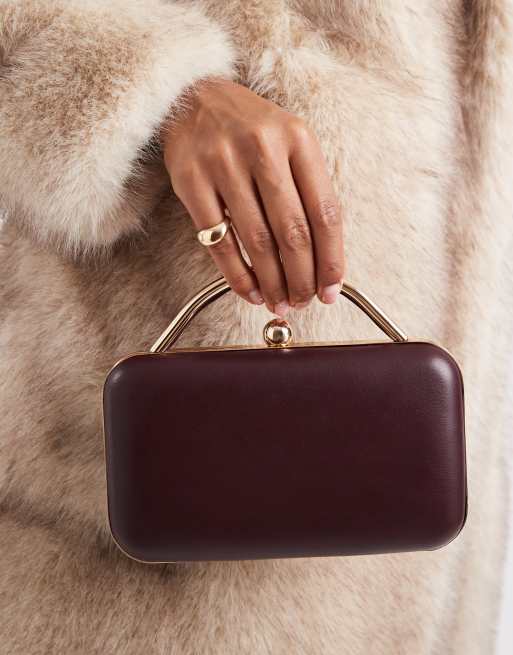 Bolso clutch burdeos con estructura redondeada y acabado revestido de ASOS DESIGN, 4 de 4