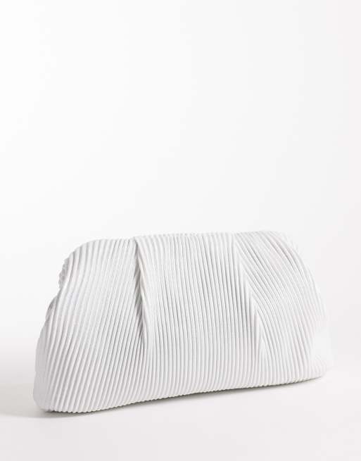Bolso clutch color crema plisado estilo cojín con correa bandolera de True Decadence