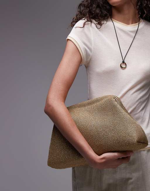 Bolso clutch dorado extragrande con acabado entretejido Geela de Topshop