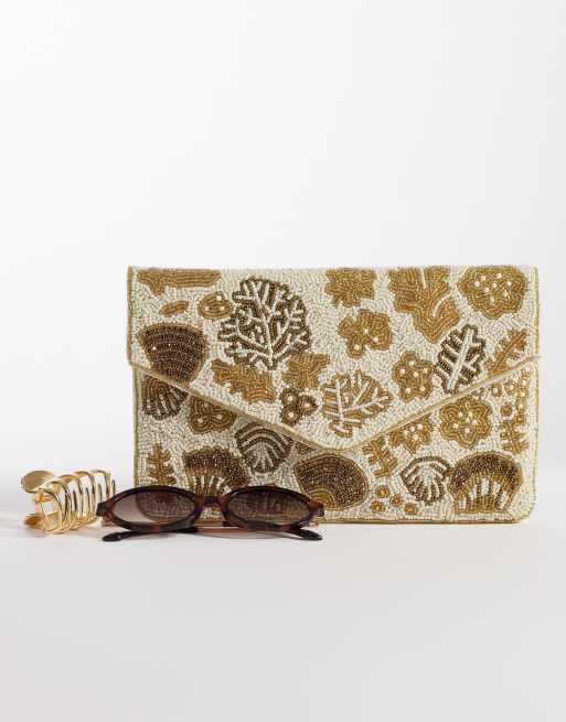 Bolso clutch dorado pálido estilo sobre con diseño adornado de conchas de True Decadence, 2 de 4