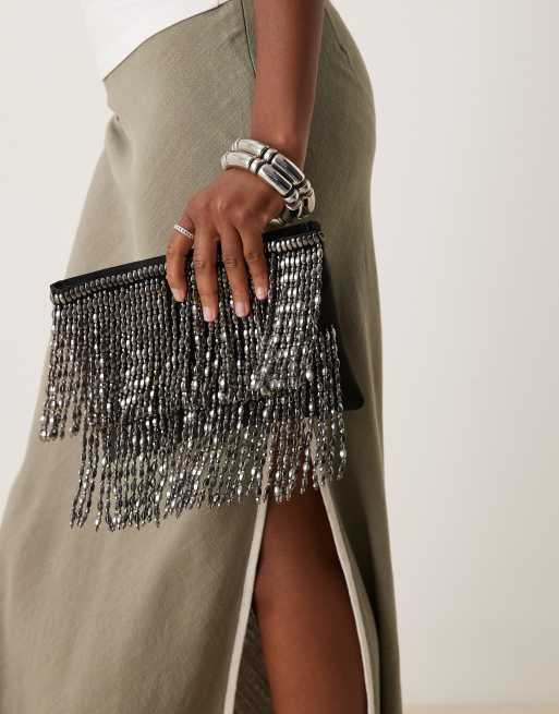 Bolso clutch gris plomo con flecos de cuentas metalizadas de ASOS DESIGN, 2 de 4