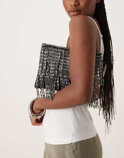 Bolso clutch gris plomo con flecos de cuentas metalizadas de ASOS DESIGN, 3 de 4