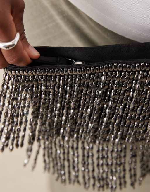 Bolso clutch gris plomo con flecos de cuentas metalizadas de ASOS DESIGN, 4 de 4