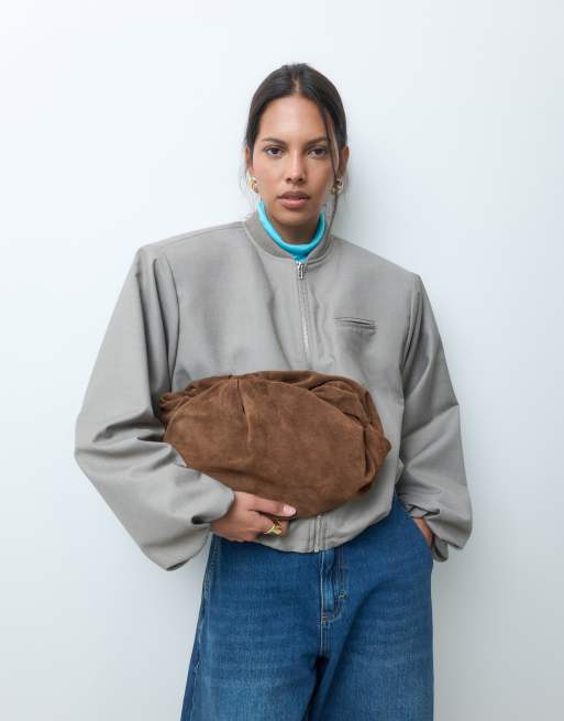 Bolso clutch marrón chocolate con diseño estilo nube de ante de ASOS DESIGN, 4 de 5