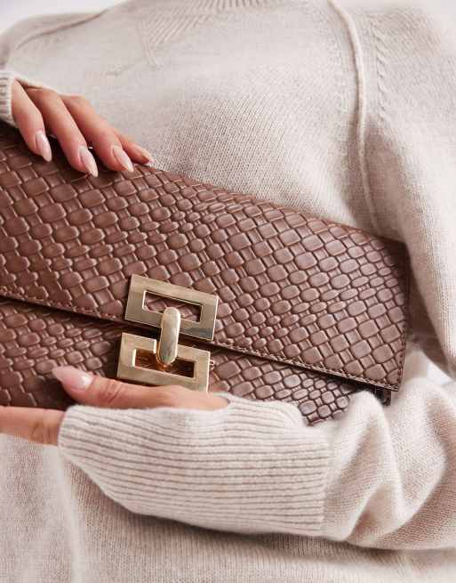 Bolso clutch marrón con diseño entretejido y cierre metálico dorado de Glamorous