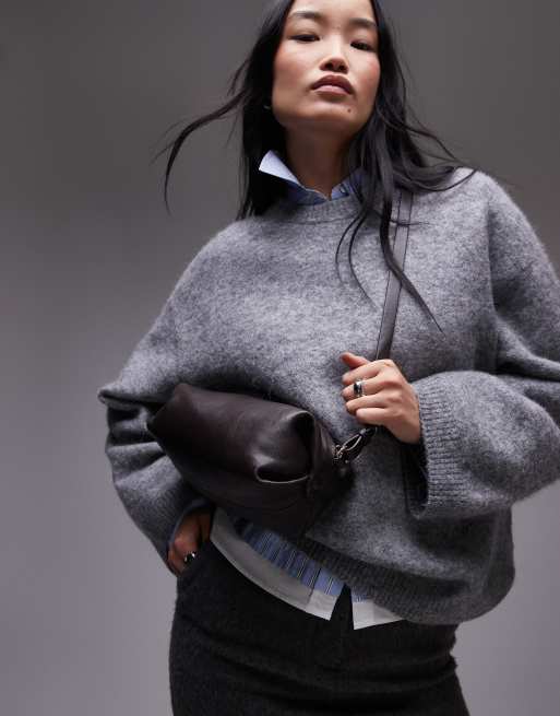 Bolso clutch marrón cuadrado flexible con correa de hombro extraíble de cuero de ARKET, 2 de 4