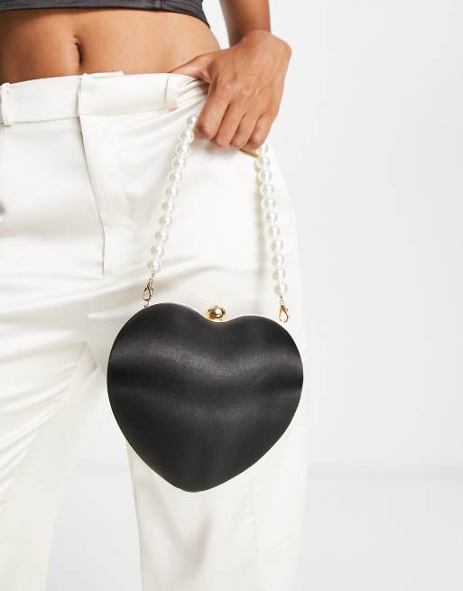 Bolso clutch negro de satén con diseño en forma de corazón y asa de perlas de imitación de True Decadence, 2 de 4