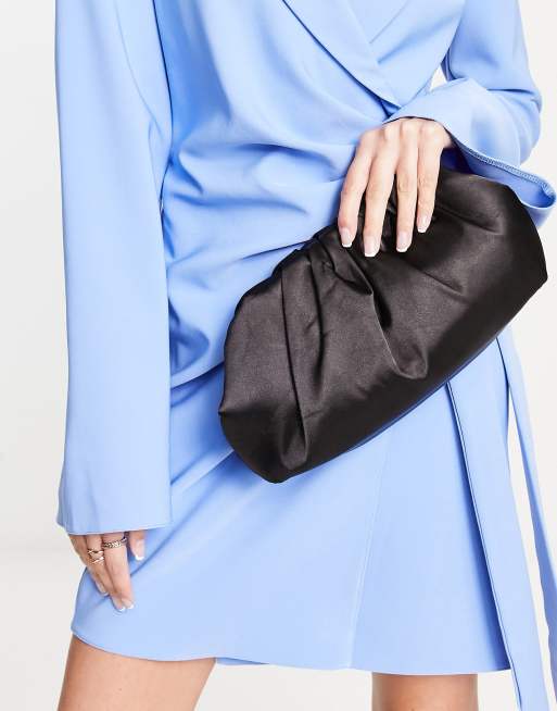 Bolso clutch negro minimalista con dise o fruncido de sat n de