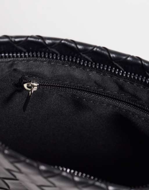 Bolso clutch negro plano con diseño entretejido de My Accessories, 4 de 4