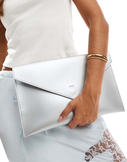 Bolso clutch plateado con diseño tipo sobre de PASQ  