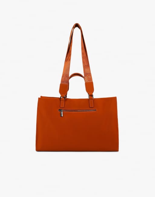 Bolso color caramelo con logo en la correa de Scalpers ASOS