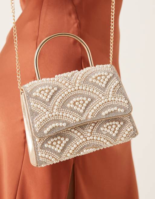 Bolso color crema con asa superior y diseño adornado con perlas de True Decadence, 4 de 4