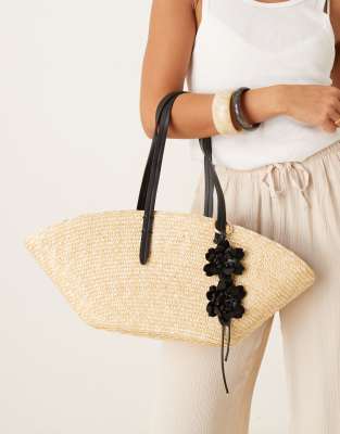 Bolso color tostado de paja entretejida con charm de flor de Mango - view 1