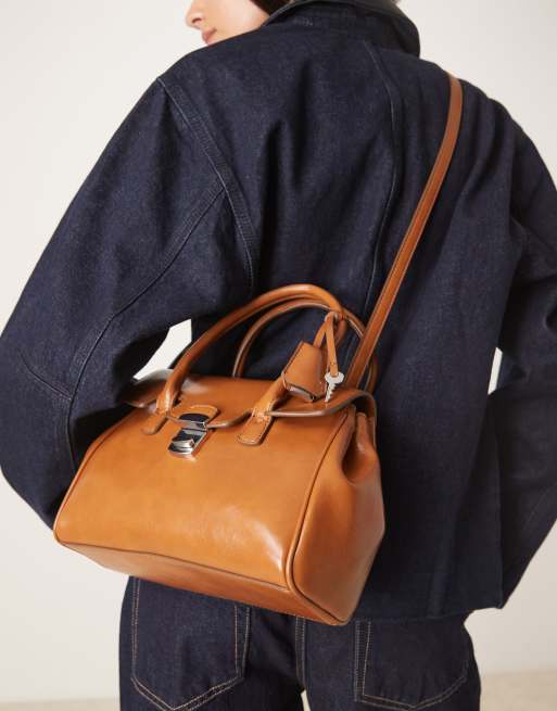 Bolso de ciudad marrón oscuro con detalle de hebilla de Mango ASOS