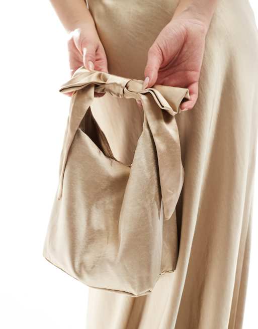 Bolso de dama de honor dorado con detalle de lazo de satén de Six Stories