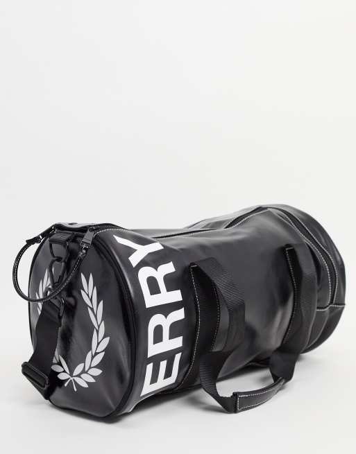 Bolso De Deporte Negro Con Estampado Grafico Del Logo En Contraste De Fred Perry Faoswalim