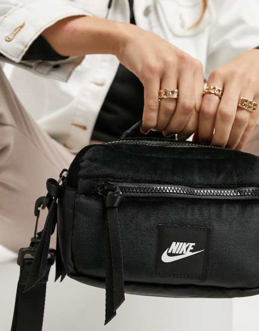 Bolso de estilo neceser de terciopelo de Nike