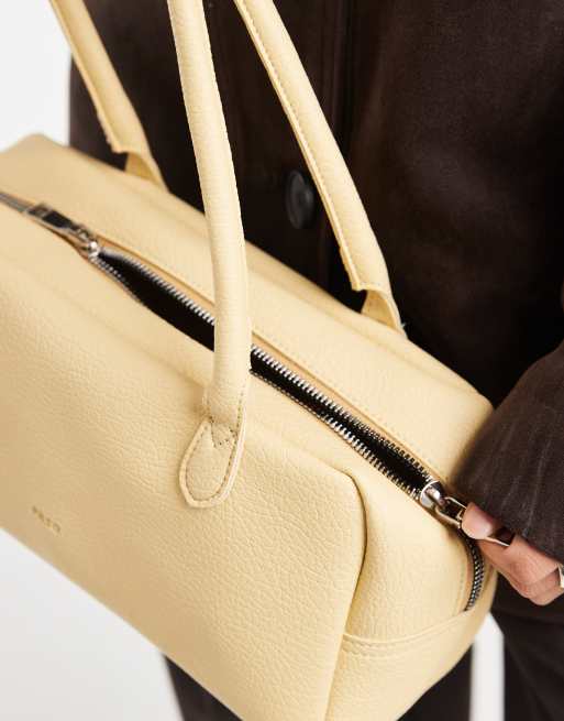 Bolso de hombro amarillo pastel con diseño alargado de PASQ, 2 de 4