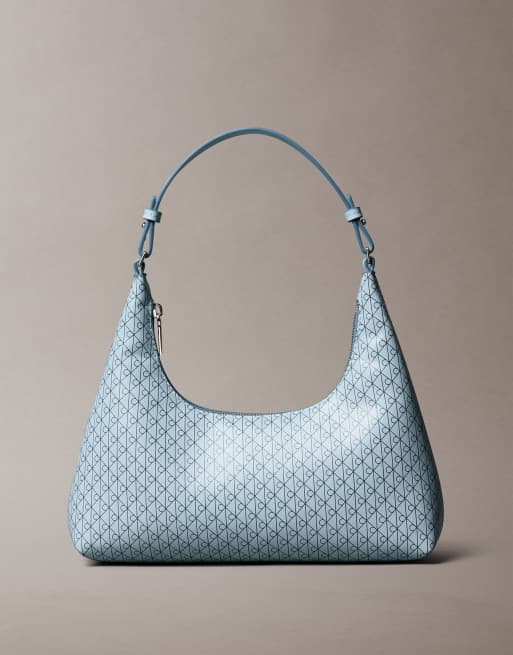 Bolso de hombro azul claro con logo de monograma distintivo de Calvin Klein Jeans
