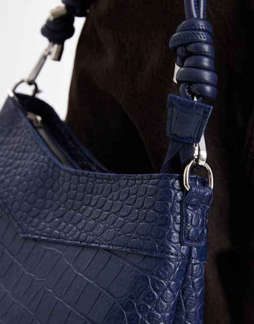 Bolso de hombro azul marino efecto piel de cocodrilo con parte superior de pico y correa de bandolera de PASQ, 2 de 4