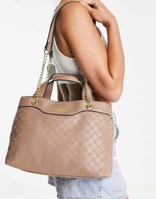 Bolso de hombro beis acolchado cuadrado con detalle de cadena en las correas de Steve Madden