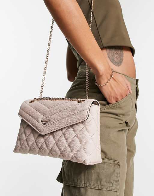 Bolso de hombro beis claro acolchado con patrón de rombos y correa de cadena de Dune