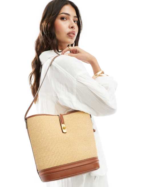 Bolso de hombro beis con diseño entretejido de Mango 