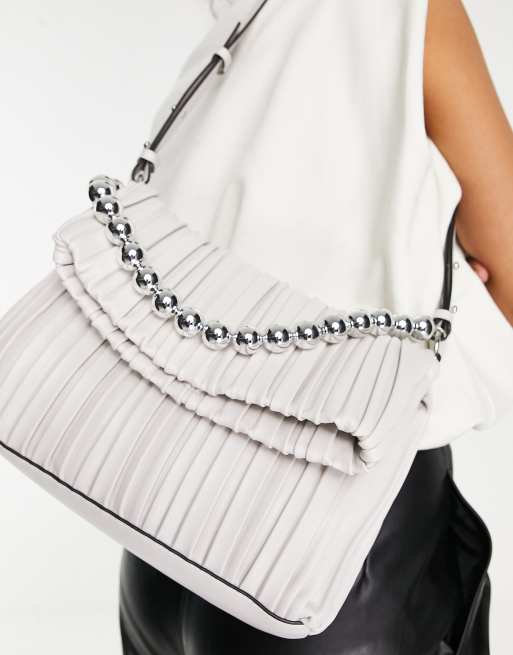 Bolso de hombro blanco plisado con detalle de cadena de Topshop, 2 de 4